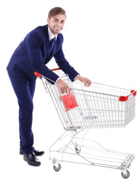 Beyaz izole boş alışveriş sepeti ile genç adam