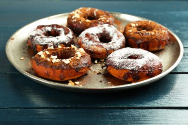 Tablo üzerine çikolata krema ile lezzetli çörekler yakın çekim