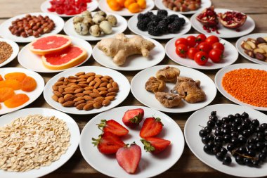 Farklı ürünler üzerinde daireler ahşap masa üzerinde kapat