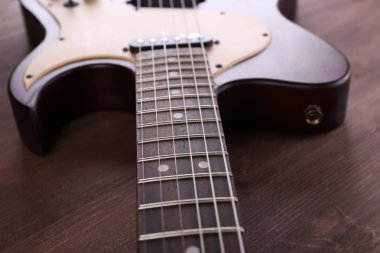 Tahta masada elektro gitar. Yakın çekim.