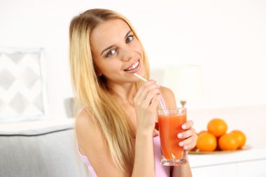 Taze meyve suyu içme genç güzel kadın 