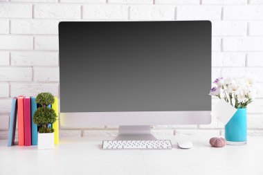 modern bilgisayar ile ofis işyeri