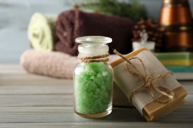 Spa uygulamaları ile çam ahşap arka plan üzerinde ayıklamak