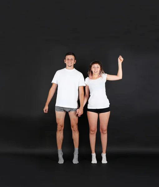 Casal jovem no fundo preto — Fotografia de Stock