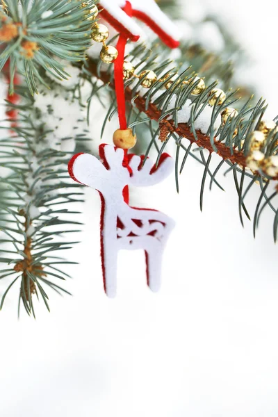 Bedekt met sneeuw en Kerstmis decoratie tak van spar, buitenshuis — Stockfoto