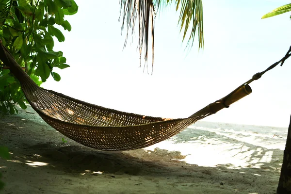 Schöne Aussicht auf Strand mit Hängematte im Resort — Stockfoto