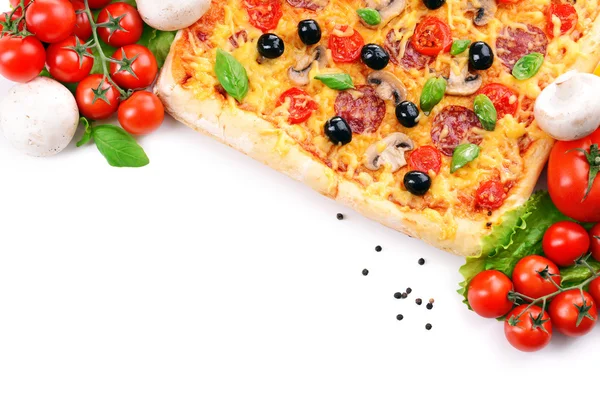 Deliciosa pizza caseira no fundo branco — Fotografia de Stock