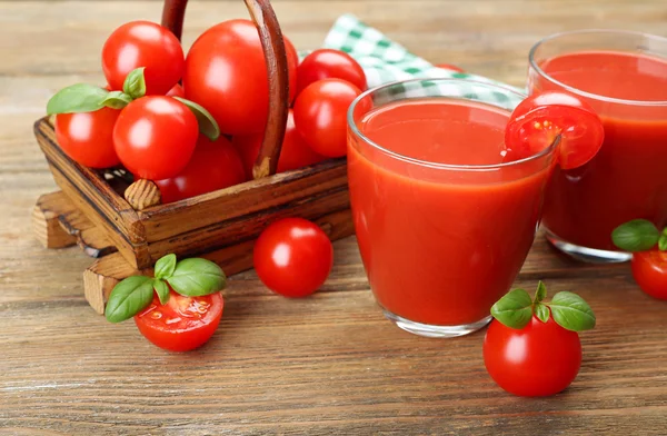 Zumo de tomate con verduras —  Fotos de Stock