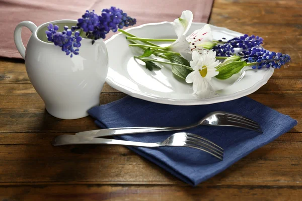 Tableware with flowers on table — Stock Photo, Image