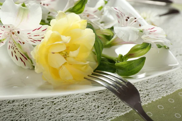 Sofra ile masaya çiçek — Stok fotoğraf