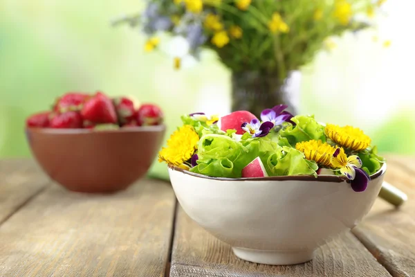 Lett organisk salat med blomster, tett inntil – stockfoto