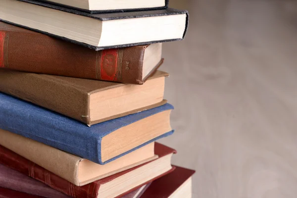 Heap de livros antigos sobre fundo de madeira — Fotografia de Stock