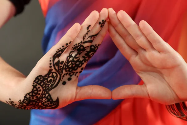 Imagem de henna na mão feminina, close-up — Fotografia de Stock