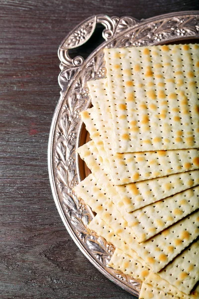 Matzo zum Passahfest auf Metalltablett auf Tisch in Großaufnahme — Stockfoto