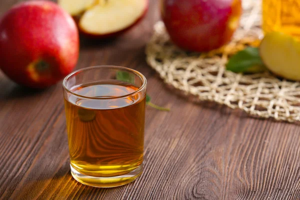 Bicchiere di succo di mela e frutta sul tavolo da vicino — Foto Stock