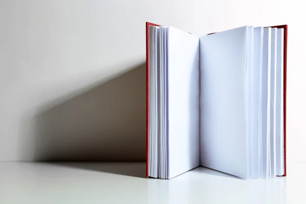 หนังสือว่างบนพื้นหลังสีขาว — ภาพถ่ายสต็อก