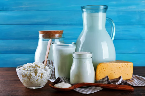 Produtos lácteos na mesa de madeira — Fotografia de Stock