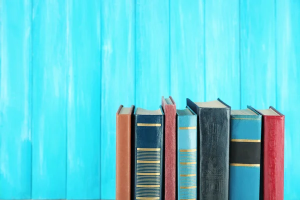 Ретро книги на бирюзовом деревянном фоне — стоковое фото