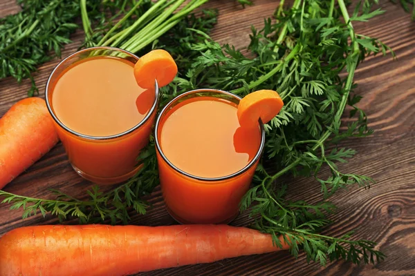 Gläser Karottensaft mit Gemüse auf dem Tisch aus nächster Nähe — Stockfoto