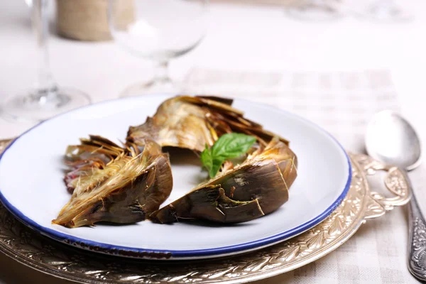 Alcachofas asadas en plato — Foto de Stock