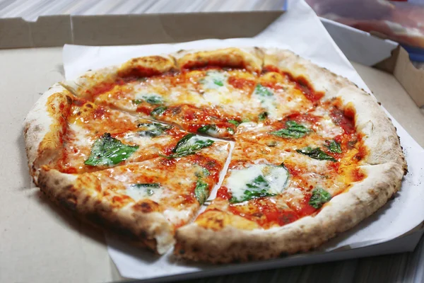 Deliciosa pizza na caixa, close-up — Fotografia de Stock