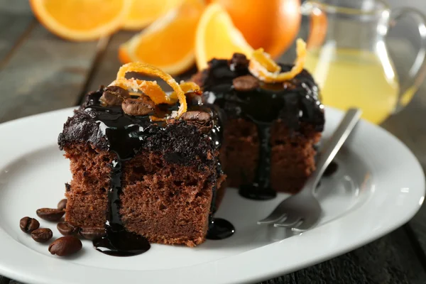 Porción de pastel con glaseado de chocolate — Foto de Stock