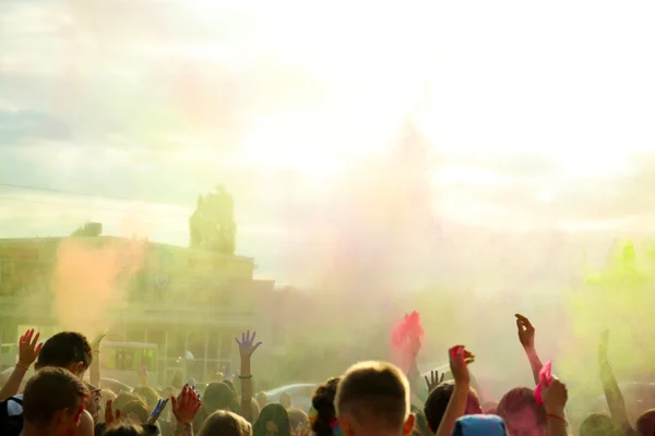 Νέοι άνθρωποι γιορτάζουν Holi φεστιβάλ χρώμα στο πάρκο — Φωτογραφία Αρχείου