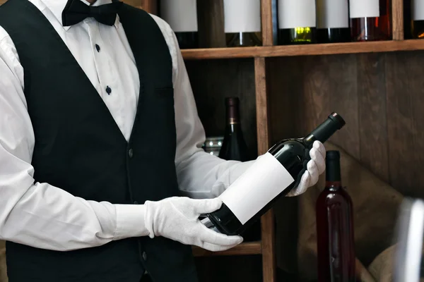 Barkeeper arbeitet am Schalter — Stockfoto