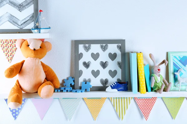 Prateleiras com brinquedos no quarto da criança — Fotografia de Stock