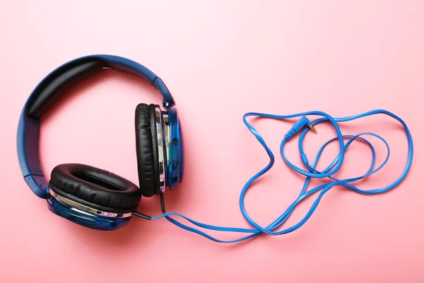 Auriculares sobre fondo rosa — Foto de Stock