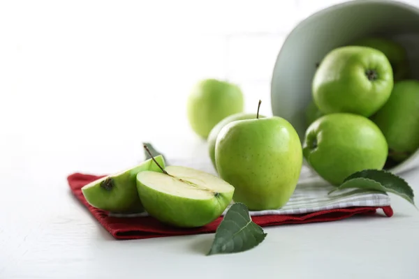 Manzanas verdes en la mesa con servilletas, primer plano —  Fotos de Stock