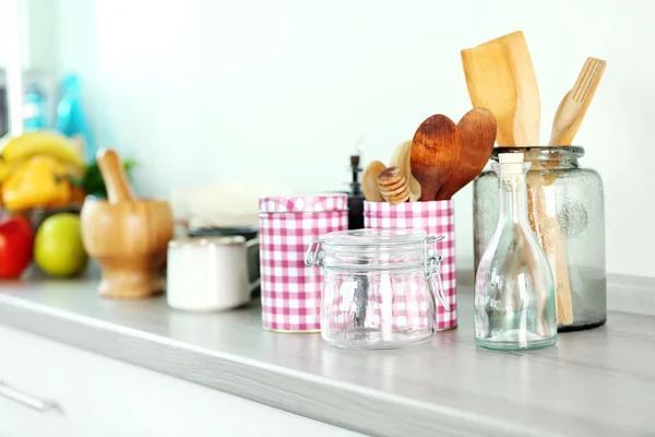 Samenstelling met verschillende gebruiksvoorwerpen op houten houten tafel in de keuken — Stockfoto