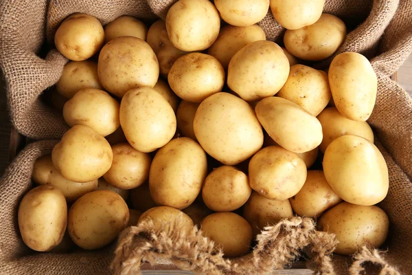 Patatas nuevas en saco, primer plano —  Fotos de Stock