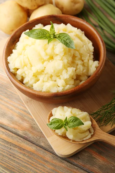 Purê de batatas em tigela na mesa de madeira, close-up — Fotografia de Stock