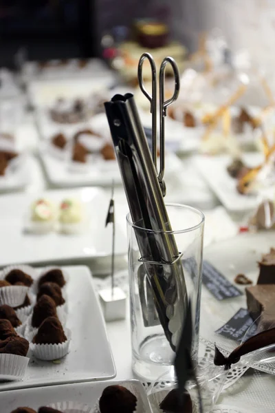 Messer für Süßigkeiten im Glas auf dem Tisch aus nächster Nähe — Stockfoto