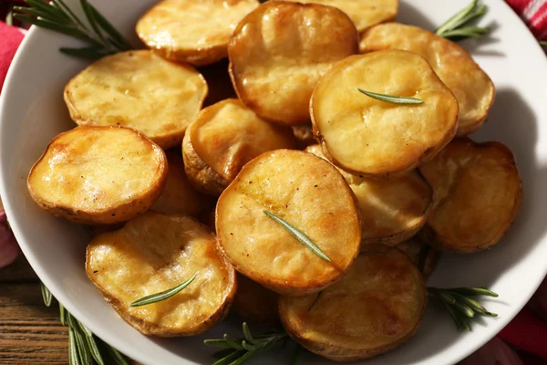 Deliziosa patata al forno con rosmarino in ciotola da vicino — Foto Stock