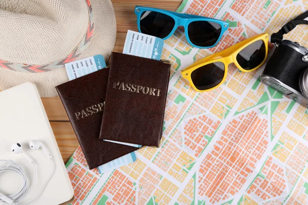 Óculos de sol, passaportes e mapa, de perto. Preparação para o conceito de viagem — Fotografia de Stock
