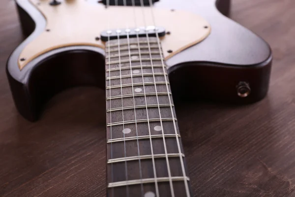 Tahta masada elektro gitar. Yakın çekim. — Stok fotoğraf