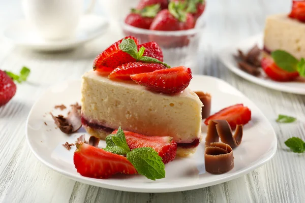 Delicioso pastel de queso con bayas en la mesa de cerca — Foto de Stock