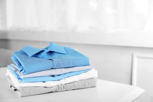 Бізнес-сорочки на білому столі — стокове фото