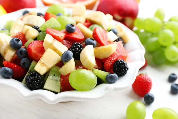 Ensalada de frutas frescas en mesa de madera blanca —  Fotos de Stock