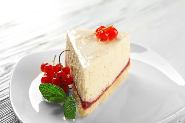 Heerlijke cheesecake met bessen op tafel close up — Stockfoto