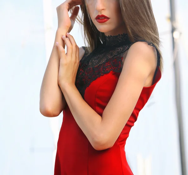 Beautiful young girl posing on river background — Stock Photo, Image