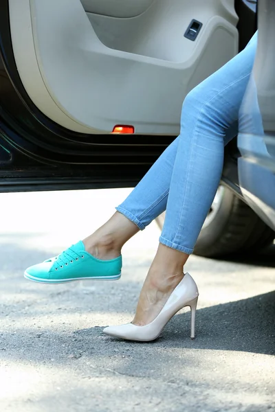Женщина с сексуальными ногами в машине, крупным планом — стоковое фото