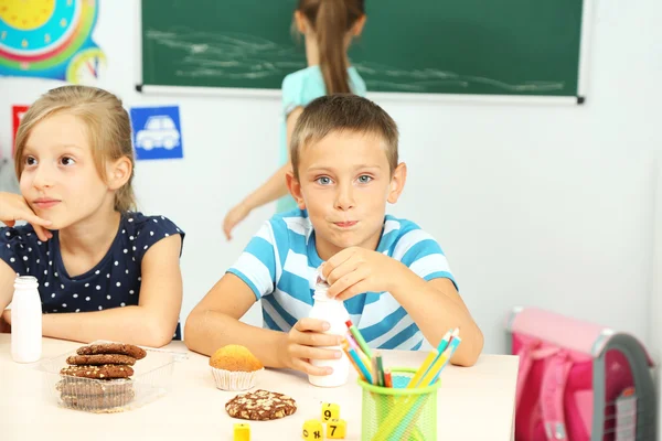 Schattige kinderen op lunchtijd in klas — Stockfoto