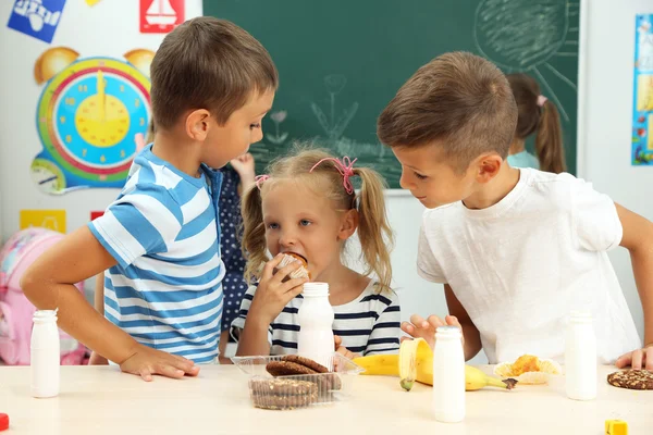 Schattige kinderen op lunchtijd in klas — Stockfoto