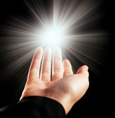 Genç kadın el ışık