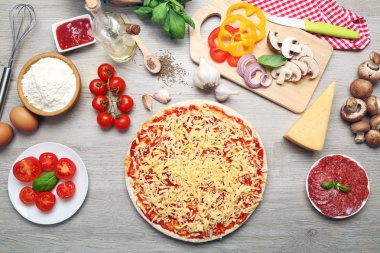 Pizza malzemelerini masaya yakın koyun.