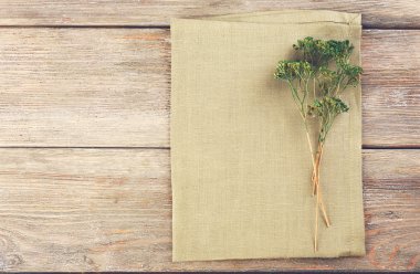 peçete ahşap arka plan üzerinde güzel kuru çiçekler