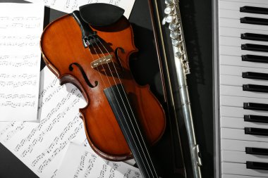 Koyu arka plan üzerine müzik notlar ile müzik aletleri